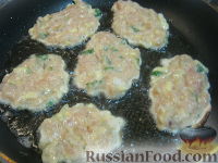 Фото приготовления рецепта: Нежные котлетки из куриного фарша с сыром и зеленью - шаг №8