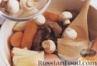 Фото приготовления рецепта: Рагу из говядины и овощей под картофельной корочкой - шаг №4