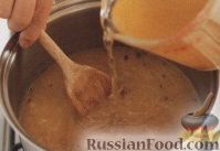 Фото приготовления рецепта: Французский луковый суп с гренками - шаг №3