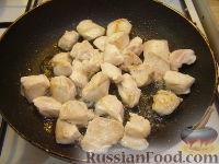 Фото приготовления рецепта: Куриное филе, тушенное с шампиньонами - шаг №2