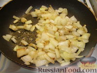 Фото приготовления рецепта: Куриное филе, тушенное с шампиньонами - шаг №4