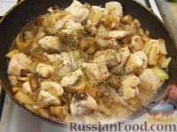 Фото приготовления рецепта: Куриное филе, тушенное с шампиньонами - шаг №7