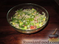 Фото к рецепту: Салат с авокадо, грейпфрутом и крабовым мясом