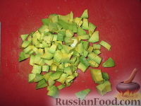 Фото приготовления рецепта: Салат с авокадо, грейпфрутом и крабовым мясом - шаг №2