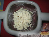 Фото приготовления рецепта: Рыбный рулет, запечённый с морковью, яйцом, сыром и маслинами (в фольге) - шаг №1