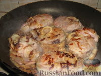 Фото приготовления рецепта: Картофельные клёцки с жареным луком - шаг №8