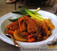 Фото к рецепту: Кролик, тушенный с овощами в духовке