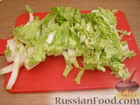Фото приготовления рецепта: Салат из пекинской капусты с помидорами и кунжутом - шаг №1