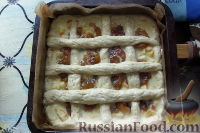 Фото приготовления рецепта: Открытый пирог с яблоками и сливами - шаг №3