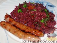 Фото к рецепту: Тушеная красная капуста с баварскими колбасками