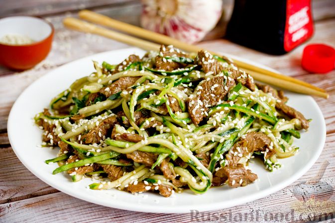 Салат с говядиной, яйцами и огурцами