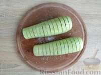 Фото приготовления рецепта: "Гармошки" из кабачков с помидорами и сыром, в духовке - шаг №3