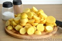 Фото приготовления рецепта: Молодая картошка, запечённая в молочно-грибном соусе с сыром - шаг №2