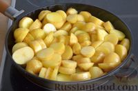 Фото приготовления рецепта: Молодая картошка, запечённая в молочно-грибном соусе с сыром - шаг №3