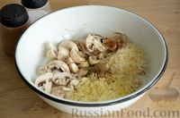 Фото приготовления рецепта: Молодая картошка, запечённая в молочно-грибном соусе с сыром - шаг №7