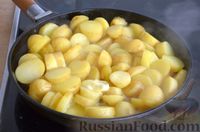 Фото приготовления рецепта: Молодая картошка, запечённая в молочно-грибном соусе с сыром - шаг №4