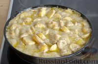 Фото приготовления рецепта: Молодая картошка, запечённая в молочно-грибном соусе с сыром - шаг №10