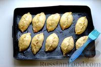 Фото приготовления рецепта: Дрожжевые пирожки с вишней и шелковицей (в духовке) - шаг №14