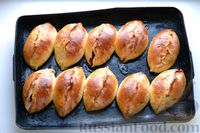 Фото приготовления рецепта: Дрожжевые пирожки с вишней и шелковицей (в духовке) - шаг №15