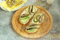 Фото приготовления рецепта: Бутерброды со шпротами, огурцом и чесночно-майонезным соусом - шаг №6