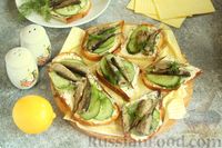Фото приготовления рецепта: Бутерброды со шпротами, огурцом и чесночно-майонезным соусом - шаг №7