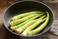 Фото приготовления рецепта: Фаршированный острый зелёный перец, тушенный на сковороде - шаг №8