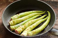 Фото приготовления рецепта: Фаршированный острый зелёный перец, тушенный на сковороде - шаг №9