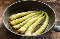 Фото приготовления рецепта: Фаршированный острый зелёный перец, тушенный на сковороде - шаг №10