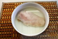 Фото приготовления рецепта: Окрошка с колбасой и курицей, на квасе с кефиром - шаг №3