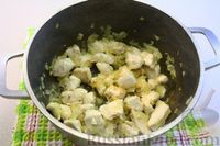 Фото приготовления рецепта: Рагу с курицей, цветной капустой и помидорами - шаг №6
