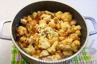 Фото приготовления рецепта: Рагу с курицей, цветной капустой и помидорами - шаг №13