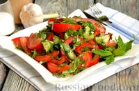 Фото к рецепту: Салат из помидоров с малосольными огурцами, чесноком и острым перцем