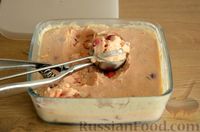 Фото приготовления рецепта: Домашнее мороженое с черешней и шоколадом - шаг №11