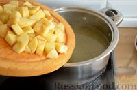 Фото приготовления рецепта: Куриный суп с малосольными огурцами - шаг №9