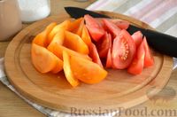 Фото приготовления рецепта: Салат с креветками, помидорами, авокадо и кукурузой - шаг №5