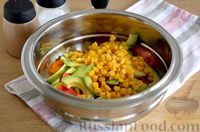 Фото приготовления рецепта: Салат с креветками, помидорами, авокадо и кукурузой - шаг №7