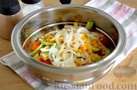Фото приготовления рецепта: Салат с креветками, помидорами, авокадо и кукурузой - шаг №8