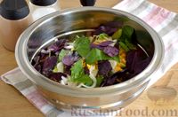Фото приготовления рецепта: Салат с креветками, помидорами, авокадо и кукурузой - шаг №9