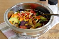Фото приготовления рецепта: Салат с креветками, помидорами, авокадо и кукурузой - шаг №10