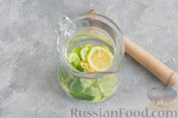 Фото приготовления рецепта: Огуречно-лимонный напиток с имбирём и мятой - шаг №6