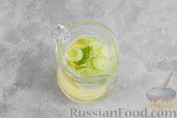 Фото приготовления рецепта: Огуречно-лимонный напиток с имбирём и мятой - шаг №7