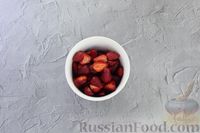 Фото приготовления рецепта: Варенье из вишни и клубники (на зиму) - шаг №4