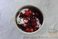 Фото приготовления рецепта: Варенье из вишни и клубники (на зиму) - шаг №5