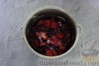 Фото приготовления рецепта: Варенье из вишни и клубники (на зиму) - шаг №9