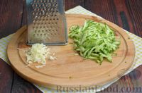 Фото приготовления рецепта: Огуречно-чесночный соус на основе сливочного сыра - шаг №2