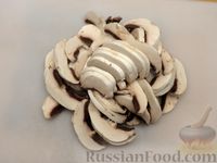 Фото приготовления рецепта: Жареная куриная печень с грибами и сладким перцем - шаг №8