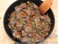 Фото приготовления рецепта: Жареная куриная печень с грибами и сладким перцем - шаг №11