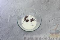 Фото приготовления рецепта: Шоколадный бисквитный рулет "Шварцвальд" с шоколадным кремом шантильи и вишней - шаг №18