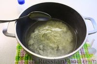 Фото приготовления рецепта: Рис с малосольными огурцами и зеленью - шаг №4