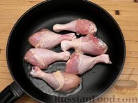 Фото приготовления рецепта: Курица, тушенная с овощами и смородиной - шаг №2